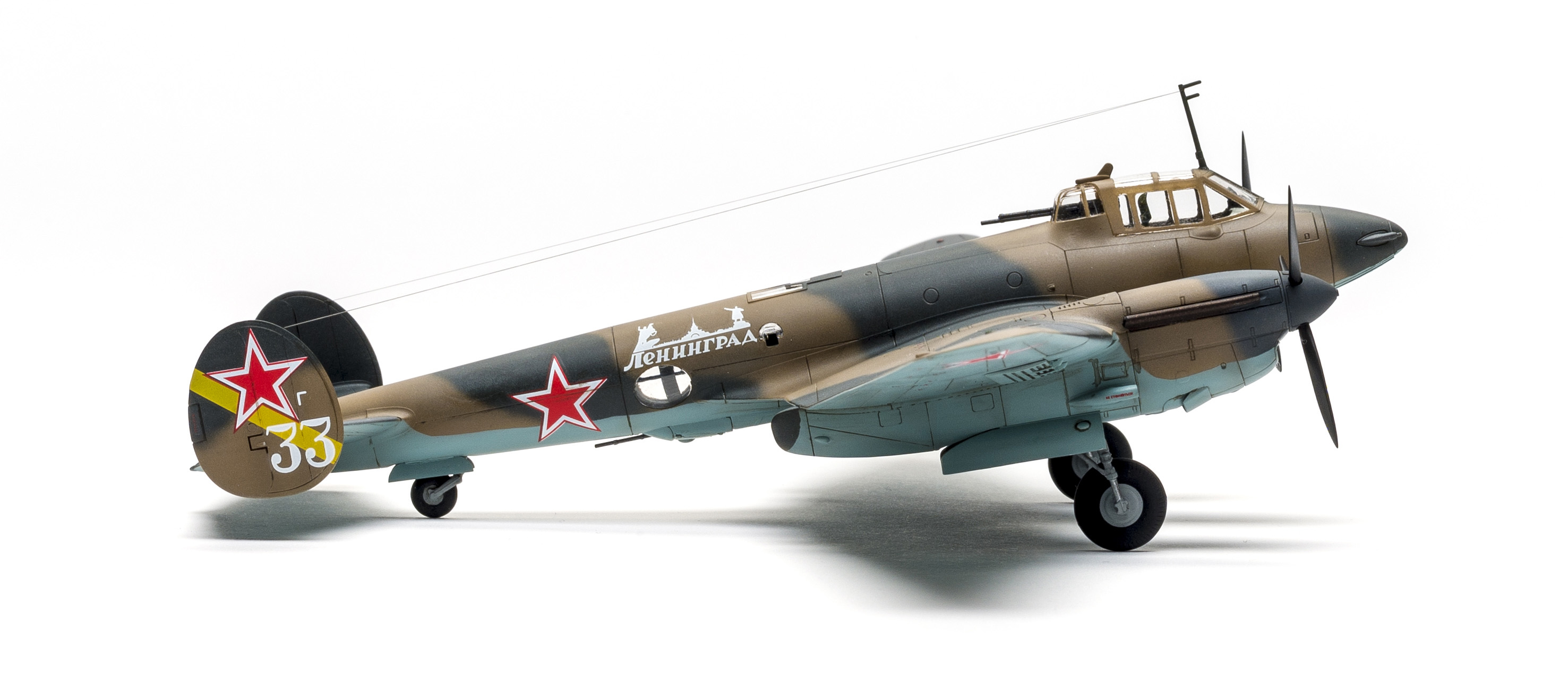 Zvezda 1/72 WWII Soviet Fighter/Bomber Petlyakov Pe-2 