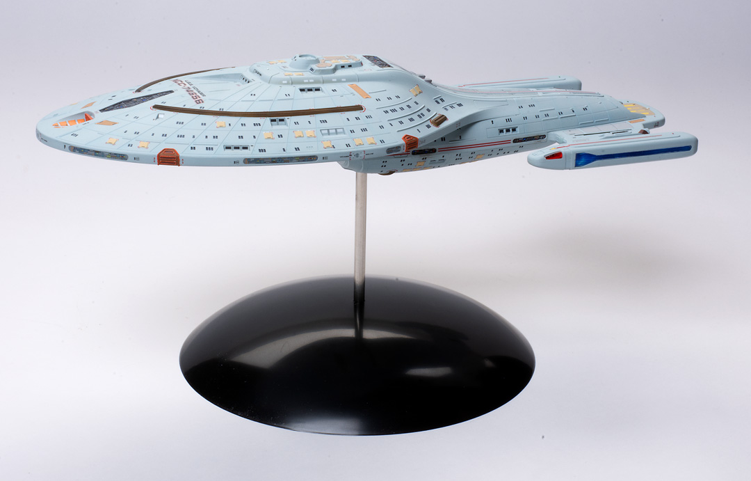 Polar Lights 1/1000 scale Star Trek USS Voyager plastic model kit