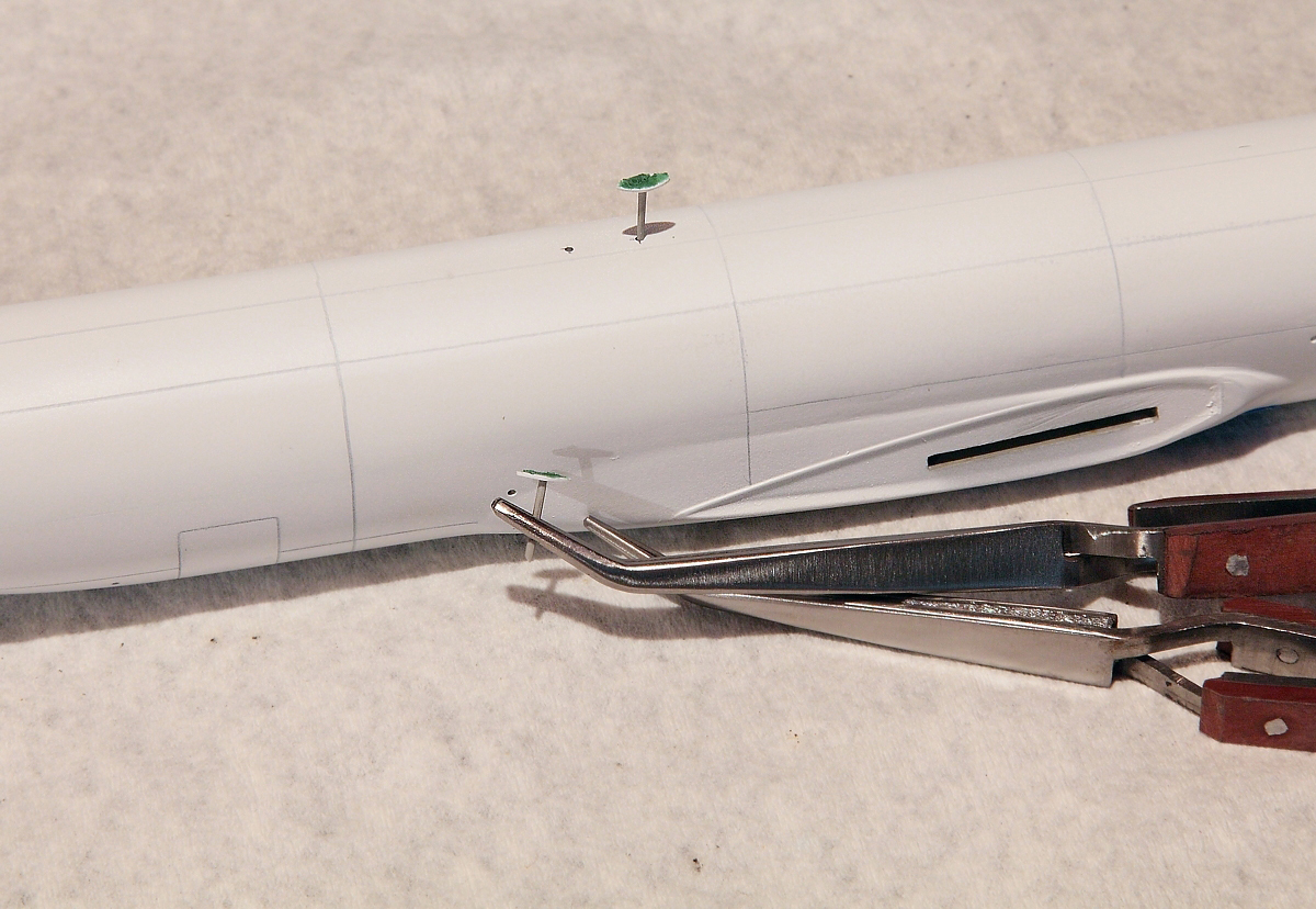 Anchor antennas on airliners for better hold
