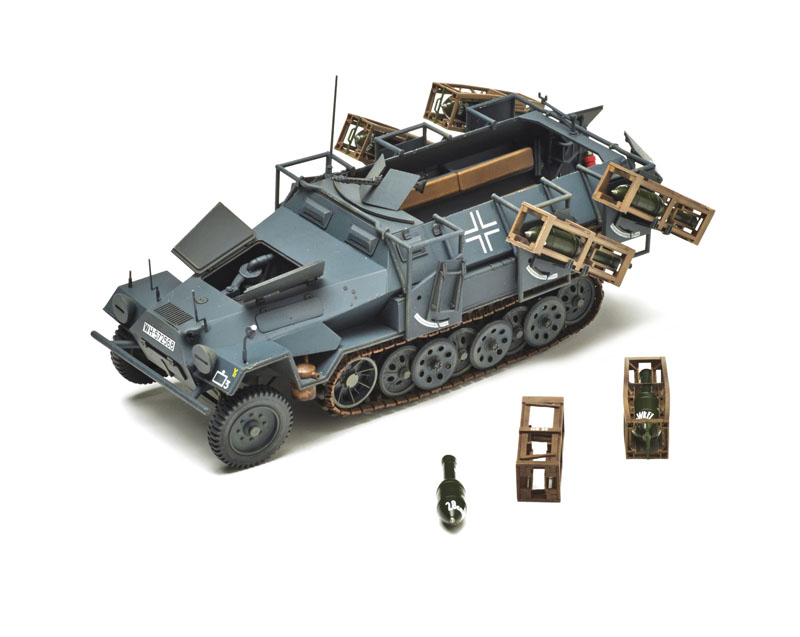 Zvezda 1/35 scale SdKfz 251/1 “Stuka zu Fuss”