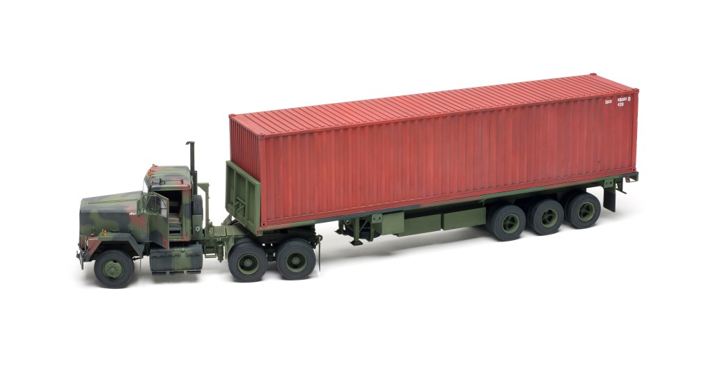 Trumpeter M915 tractor and M872 trailer