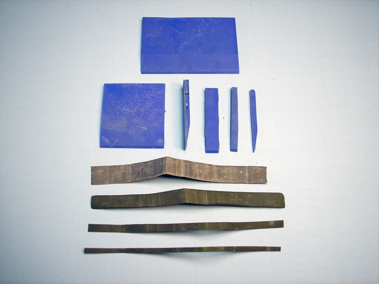 A flexible brace for sandpaper