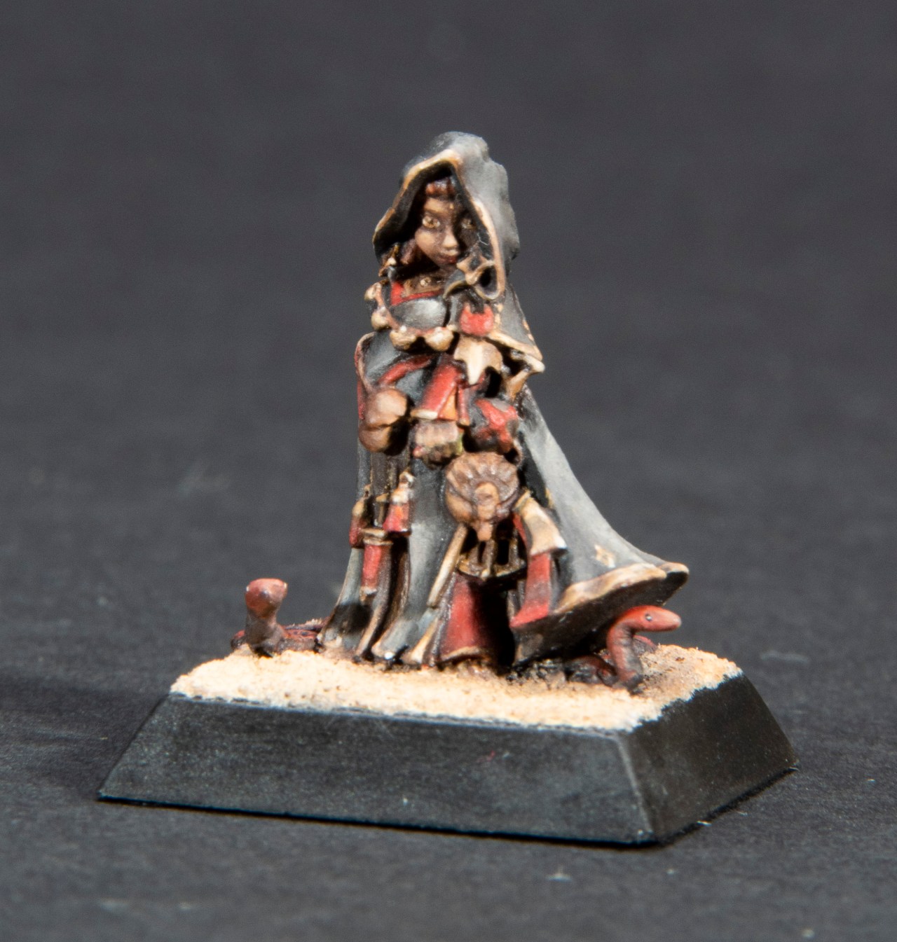 Detailing a gnome arcanist with paint