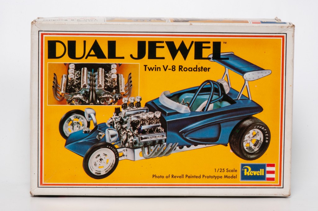 ClassicKitsDualJewelTwinV8Roadster03