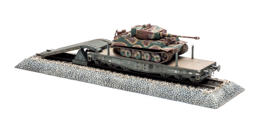 HobbyBoss Schwere Plattformwagen Type SSyms 80 and Tiger I