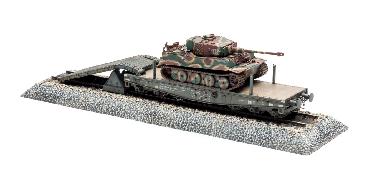 HobbyBoss Schwere Plattformwagen Type SSyms 80 and Tiger I
