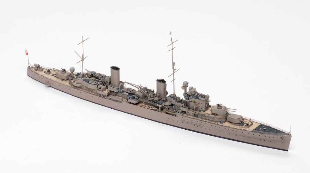 Flyhawk 1/700 scale HMS Aurora light cruiser plastic scale model ship kit review