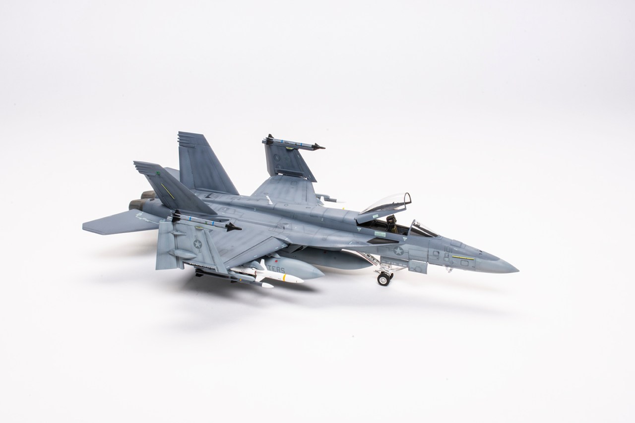 HobbyBoss 1/48 scale F/A-18E Super Hornet plastic model kit review