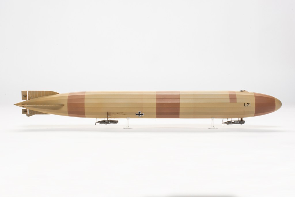 Takom 1/350 scale Zeppelin Q-class airship plastic model kit review