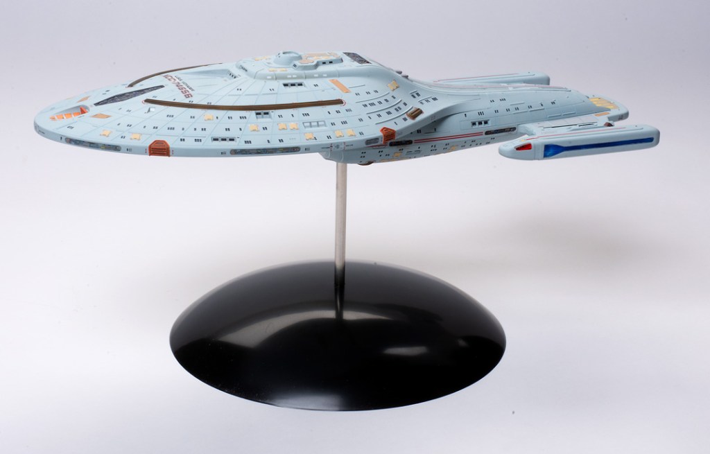 Polar Lights 1/1000 scale Star Trek USS Voyager plastic model kit review