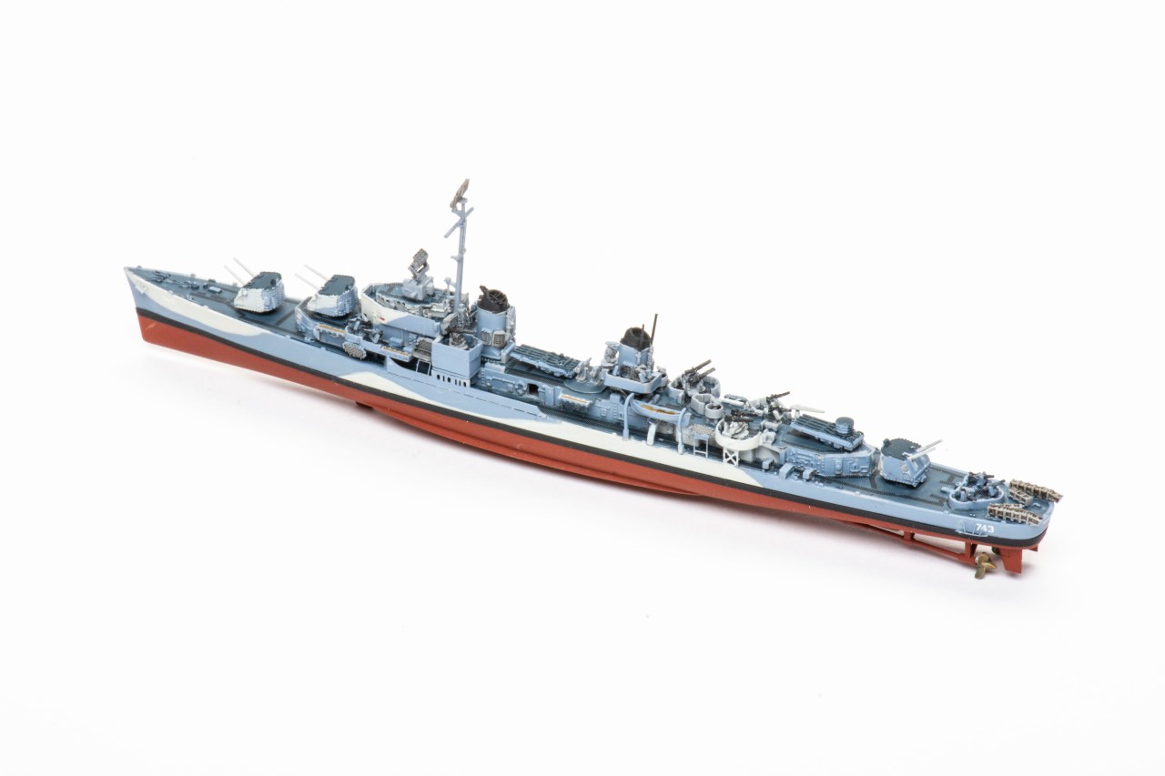 Takom 1/700 scale Gearing-class Destroyer USS “Southerland” (DD-743) 1945 plastic model kit review