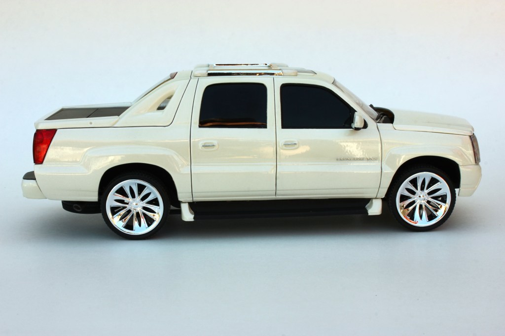 AMT 1/25 scale 2005 Cadillac Escalade EXT plastic model kit review
