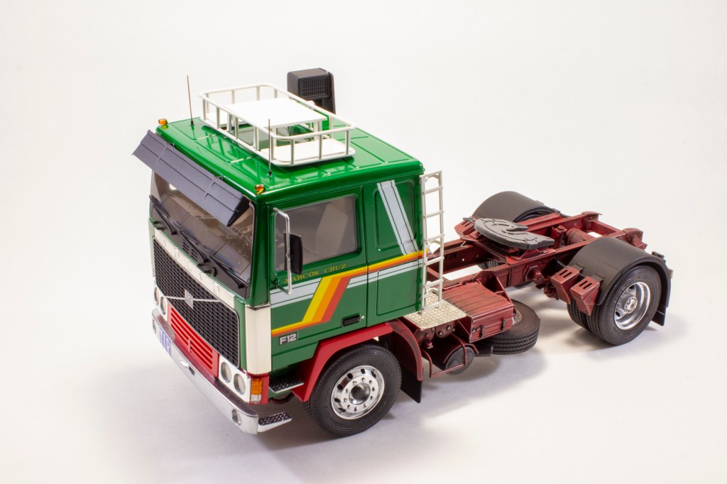 Italeri 1/24 scale Volvo F12 intercooler low roof with accessories plastic model kit review