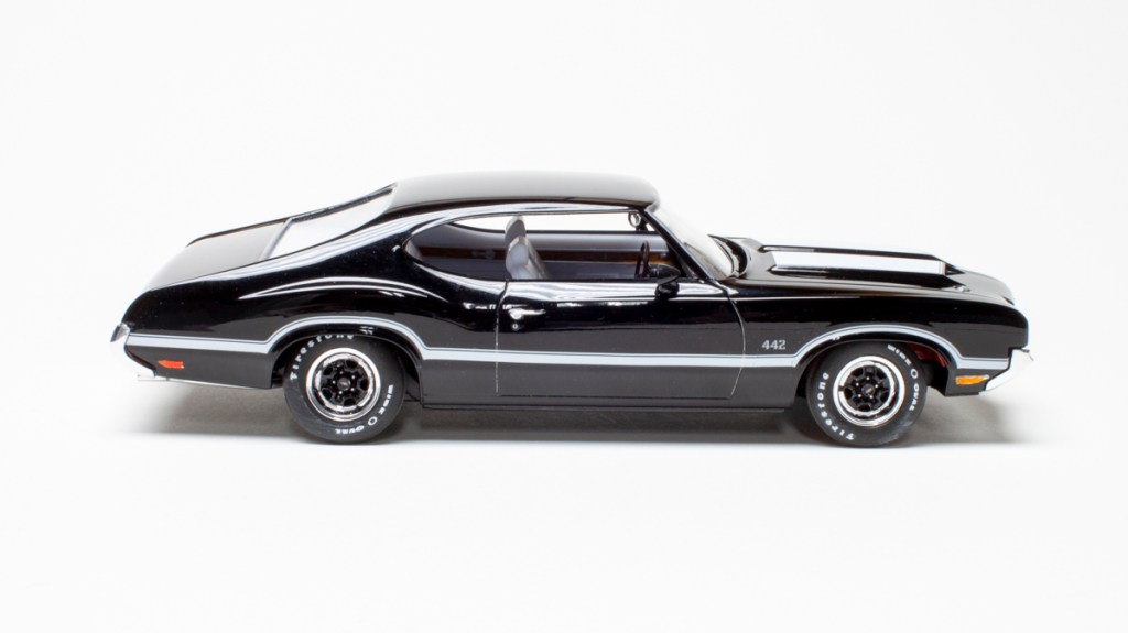 Revell 1/25 scale 1971 Oldsmobile 442 W-30 plastic model kit review
