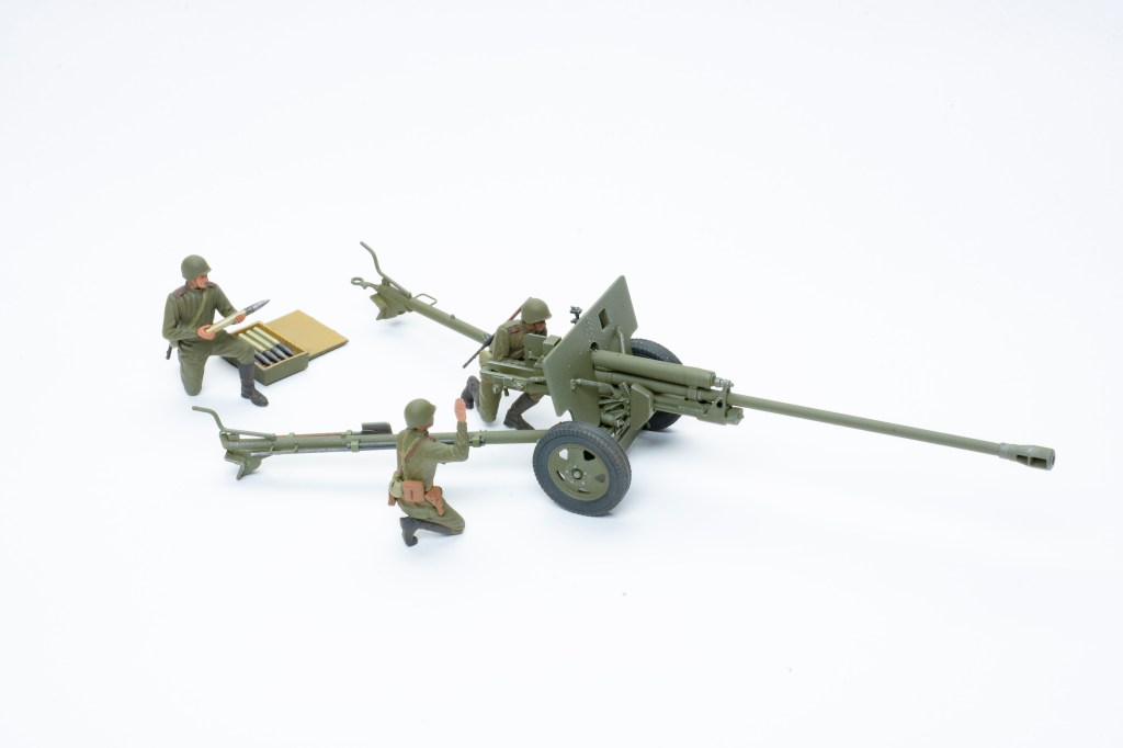 Zvezda 1/35 scale ZiS-3 Soviet Anti-tank 76mm Gun with Crew plastic model kit review