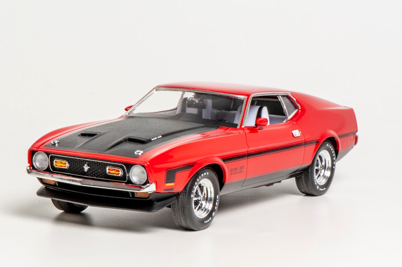 Revell 1/25 scale 1971 Ford Mustang Boss 351 plastic model kit review