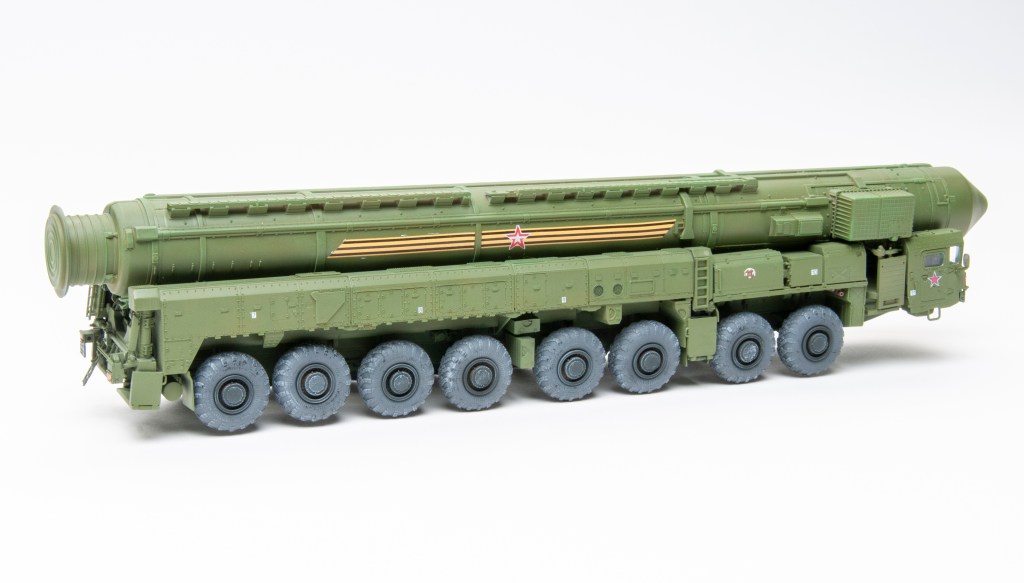HobbyBoss 1/72 scale 15U175 TEL of RS-12M1 Topol-M ICBM Complex plastic model kit review