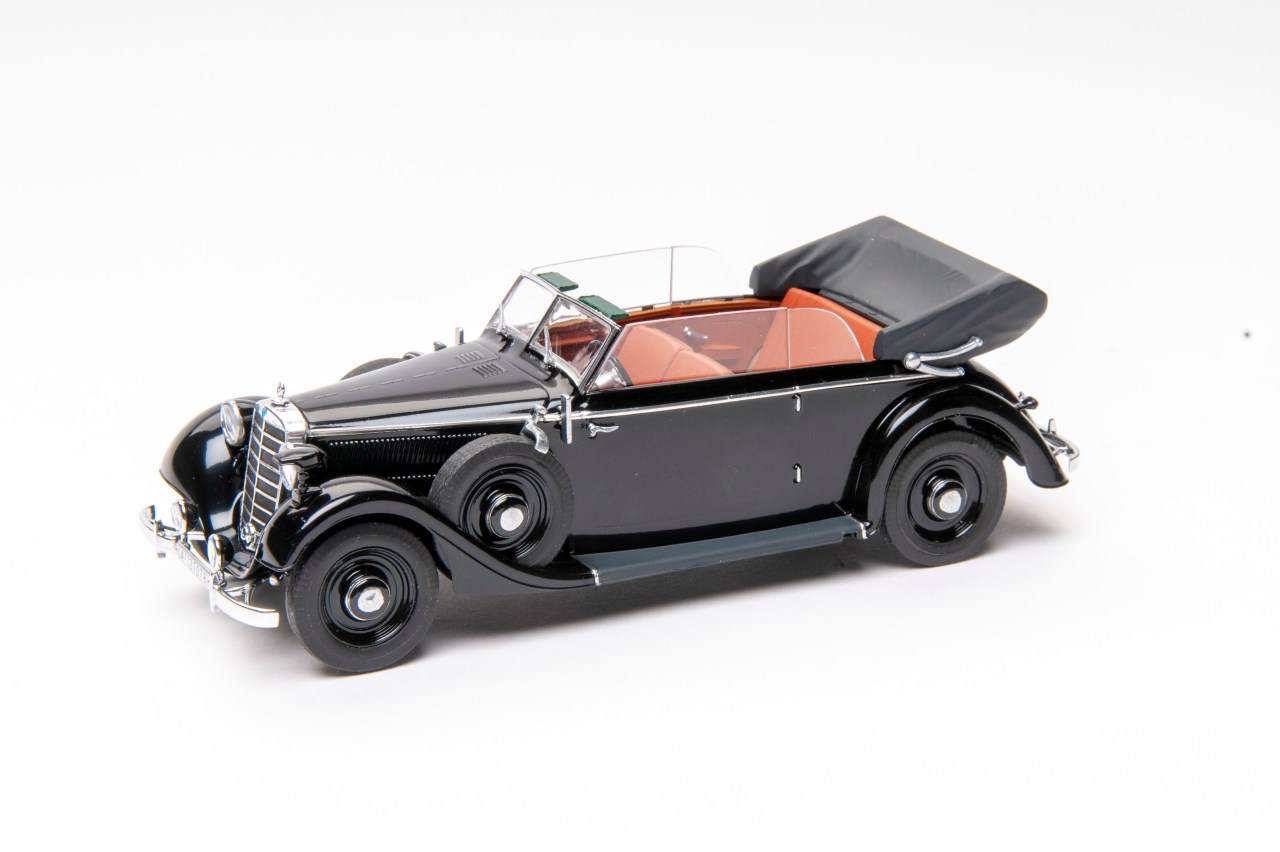 ICM 1/35 scale Mercedes-Benz Typ 320 (W142) Cabriolet WWII German Staff Car plastic model kit review
