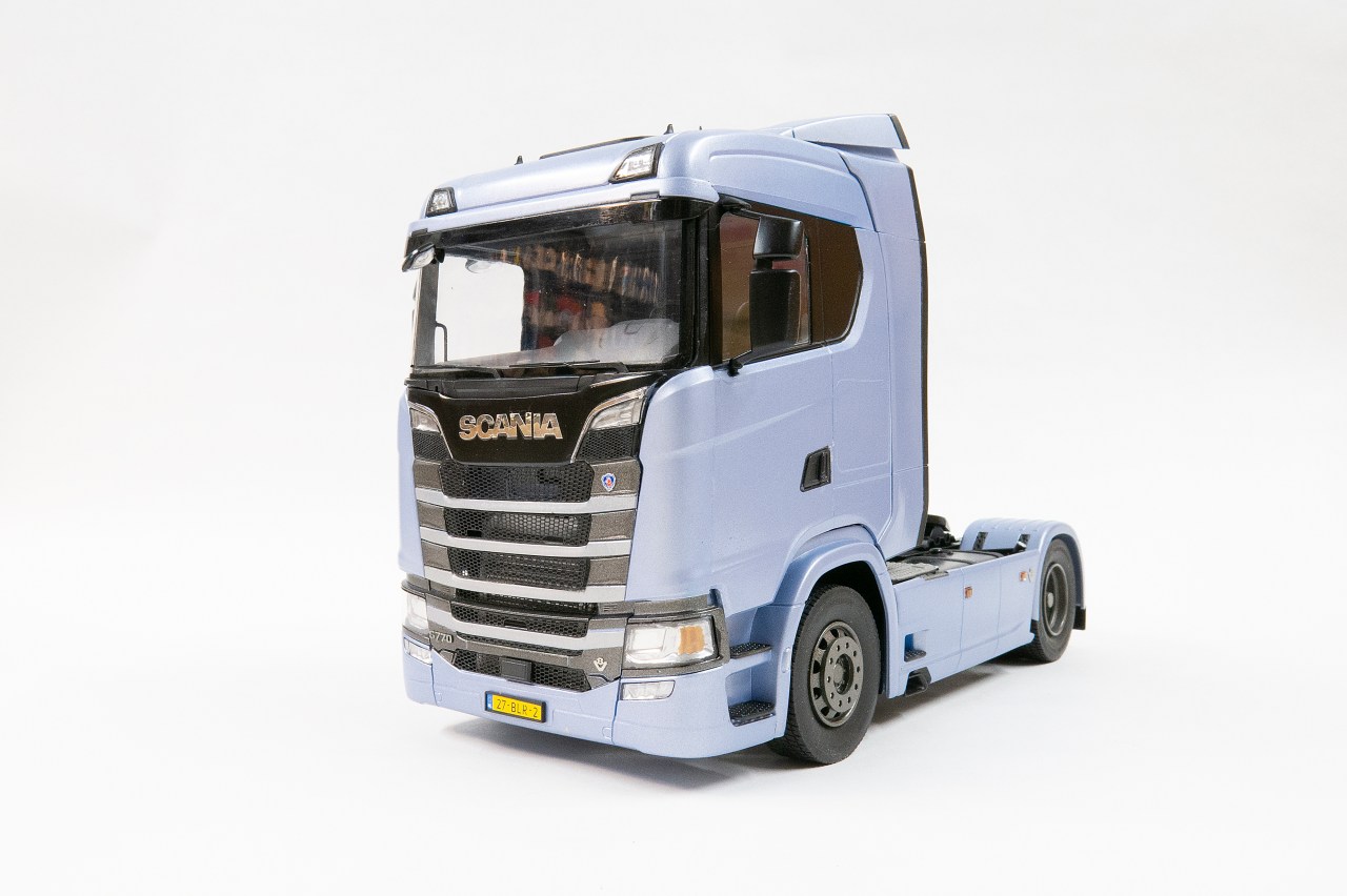 Italeri 1/24 scale Scania S770 4 X 2 Normal Roof plastic model kit review