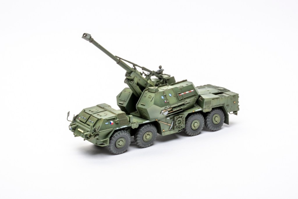 HobbyBoss 1/72 scale 152mm ShkH DANA vz.77 plastic model kit review