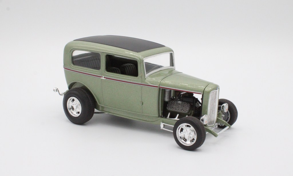 Revell 1/25 scale 1932 Ford Tudor Sedan plastic model kit review