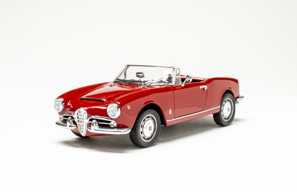 Italeri 1/24 scale Alfa Romeo Giulia Spider 1600 plastic model kit review