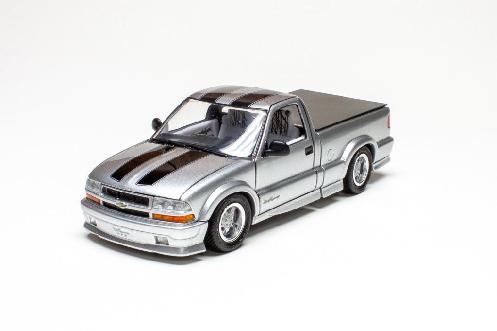AMT 1/25 scale ‘99 Chevy S-10 Xtreme pickup plastic model kit review
