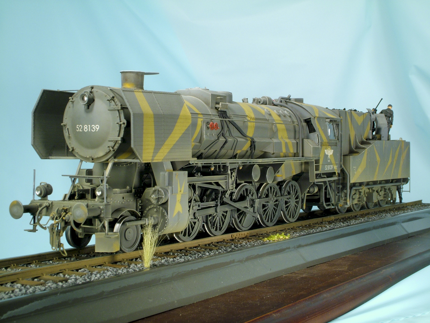 その他 Baureihe 52 mit Steifrahmentender 1/35 Finishing a World War II-era 1/35 scale Br 52 vignette