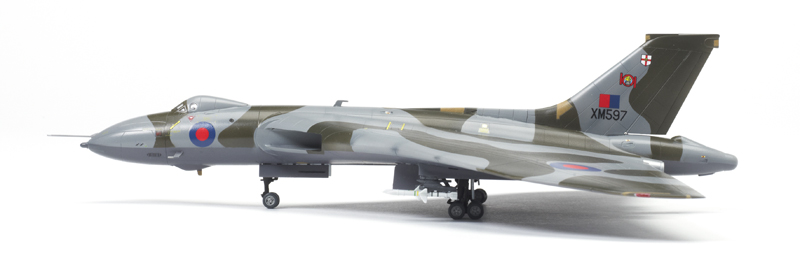 プラモデル VULCAN B.2 & B-1B ランサー 1/144 スケール プラモデル VULCAN B.2 & B-1B ランサー 1/144 スケール - メルカリ