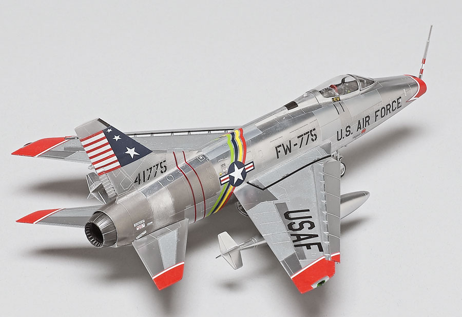Trumpeter 1/72 F100C Super Sabre Fighter 
