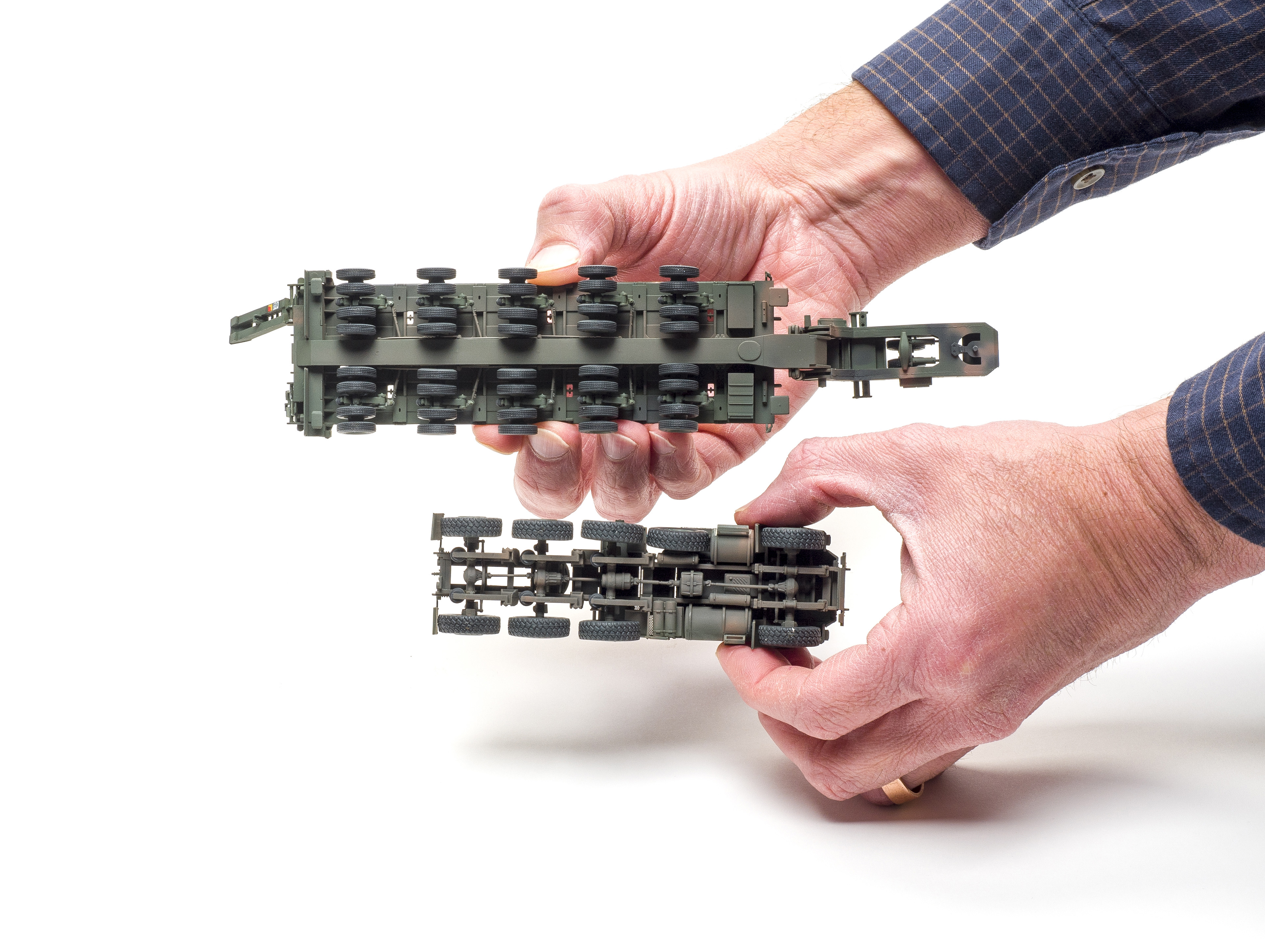 Build review of the Takom M1070 and M1000 transporter with