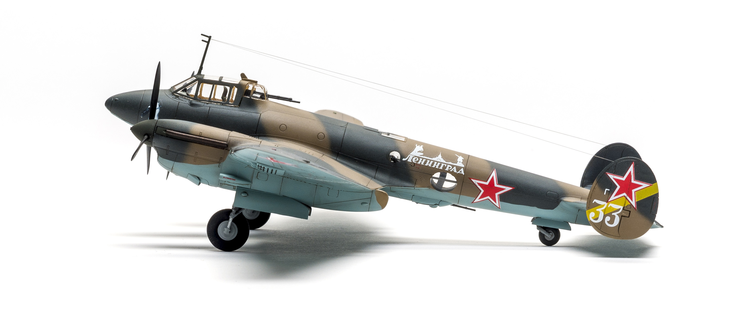 Zvezda 7283 Soviet Dive Bomber PETLYAKOV PE-2 1/72