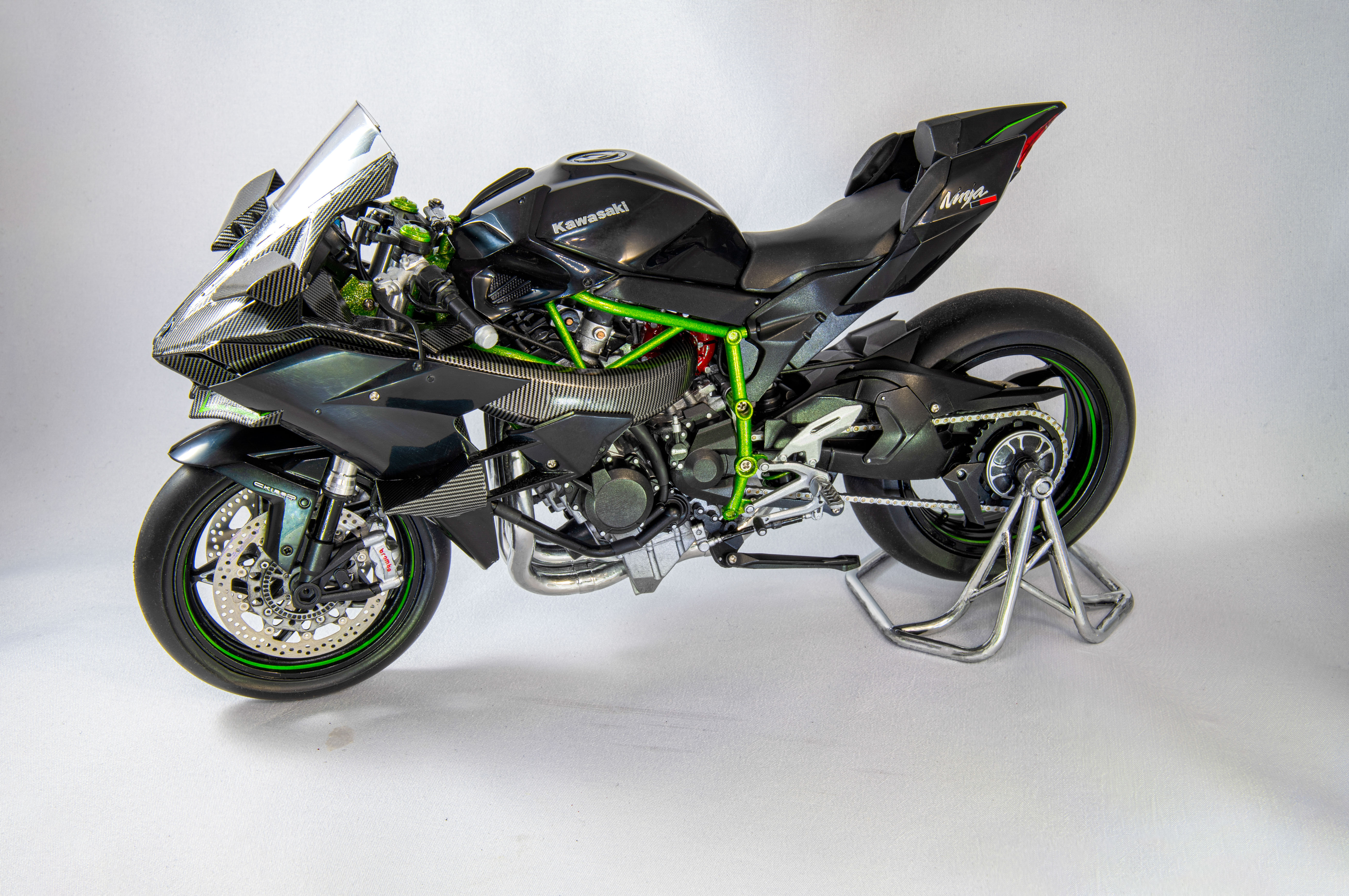 Build review of the Meng Kawasaki Ninja H2R scale model motorcycle 