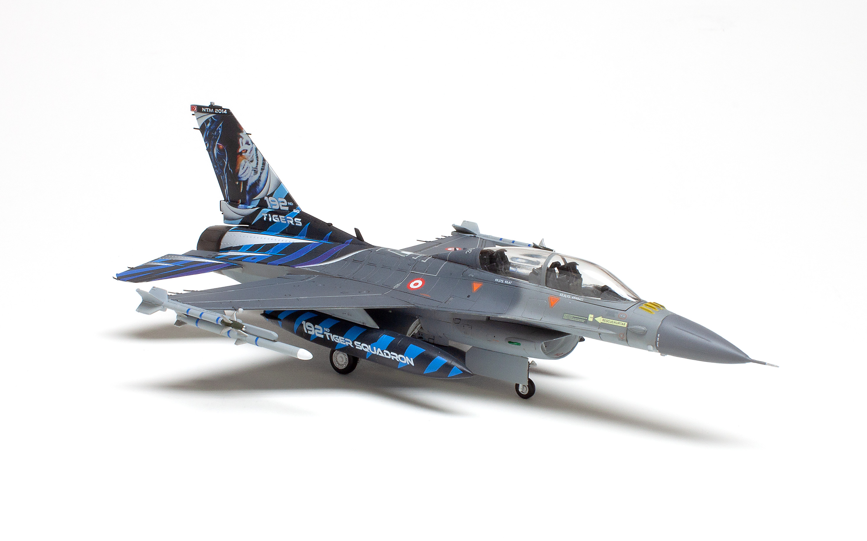 FSDWB0821_Revell_F16D_02