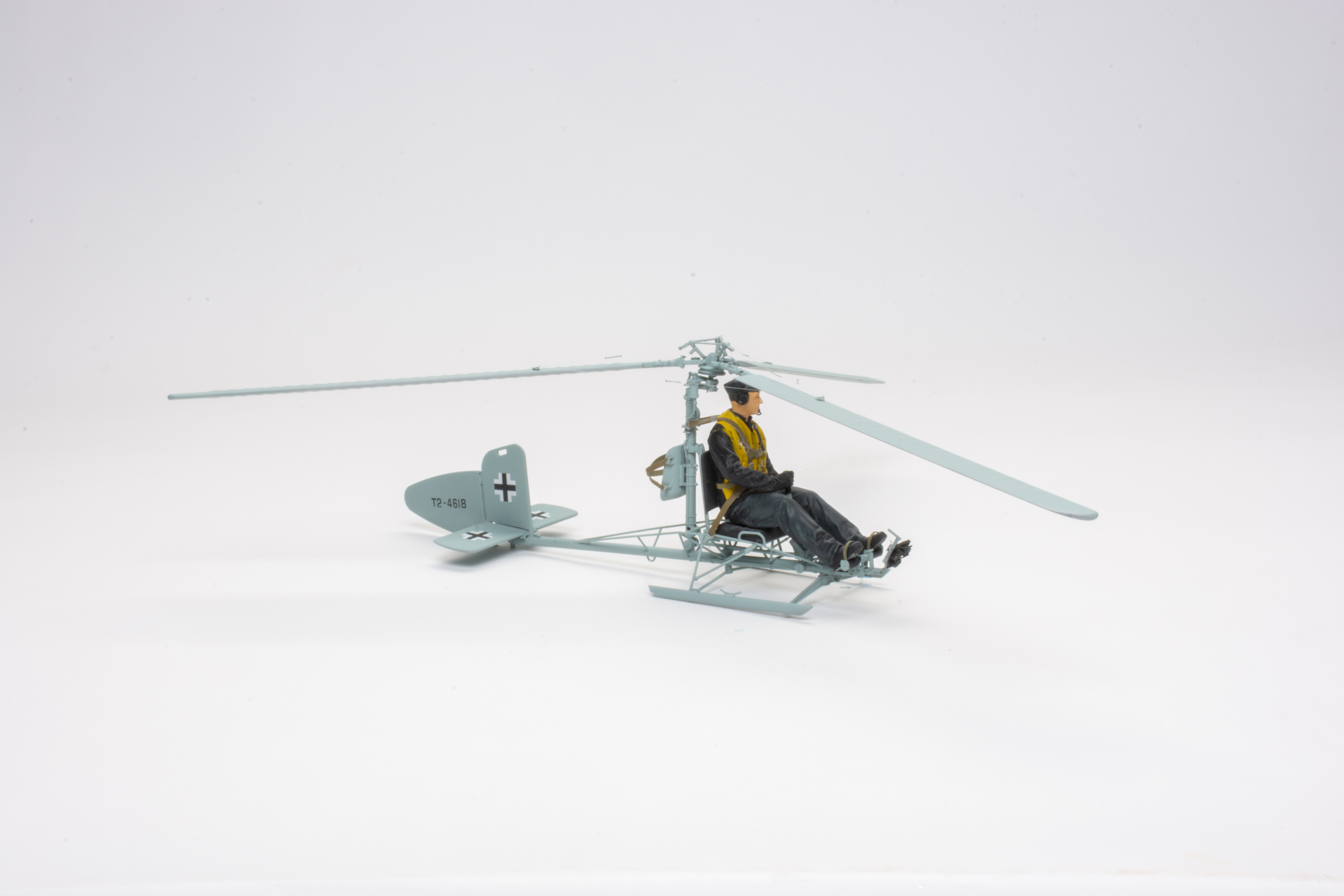Takom 1/16 scale Focke-Achgelis Fa 330 Bachstelze plastic model kit ...