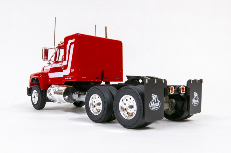 Mack truck models 1 32 scale hotsell
