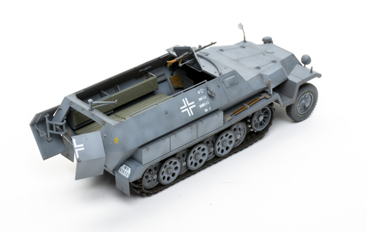 Academy 1/35 scale SdKfz 251/1 Ausf C plastic model kit