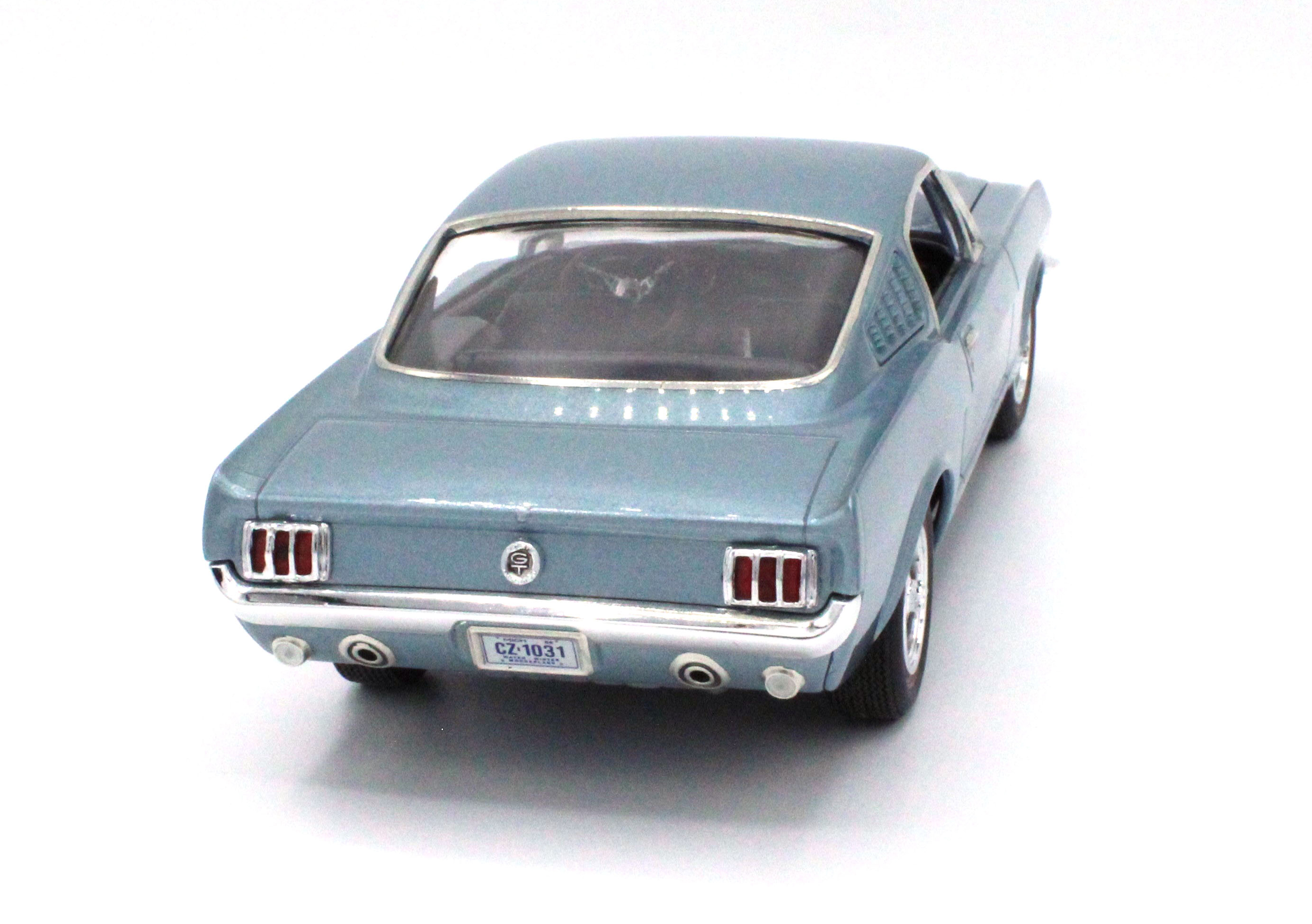 AMT 1/25 scale 1966 Ford Mustang GT Fastback 2+2 plastic model kit