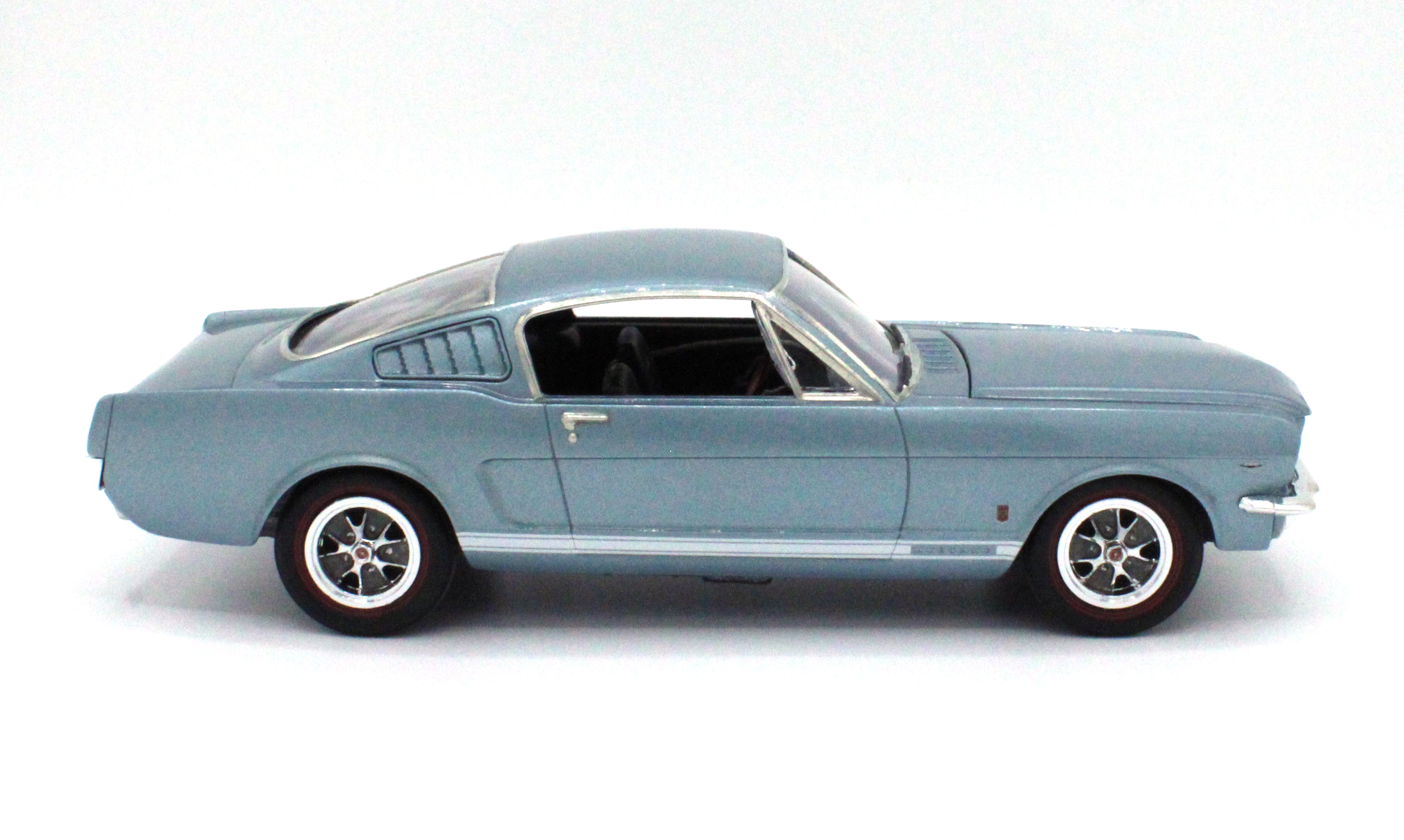 AMT 1/25 scale 1966 Ford Mustang GT Fastback 2+2 plastic model kit